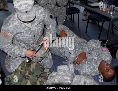 FORT Fisher, N.C. - En un combate en campo asimilados lifesaver supuesto,  Spc. Alejandro Benavides (derecha), de la 130ª Brigada de mejora de  maniobra, rollos de un siniestro en una camilla durante