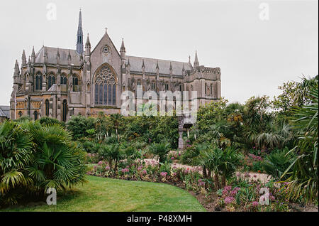 La Victoriana gótica catedral de Nuestra Señora y San Felipe Howard, desde los jardines del castillo de Arundel, West Sussex, Reino Unido Foto de stock