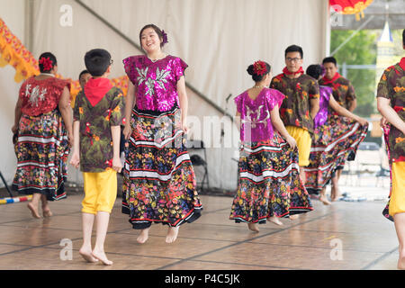 Columbus, Ohio, EE.UU. - 27 de mayo de 2018, miembros del grupo de danza FilipinOH Sayaw realice en el Festival Asiático. Foto de stock