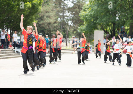 Columbus, Ohio, EE.UU. - 27 de mayo de 2018 miembros de Ohio Wushu academia de artes marciales chinas se realice en el Festival Asiático. Foto de stock