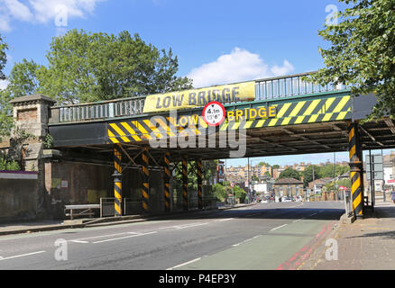 Bajo el puente del ferrocarril en London's South Circular Road en Tulse Hill, Reino Unido. Un notorio peligro para vehículos altos -incluidos los autobuses. Foto de stock