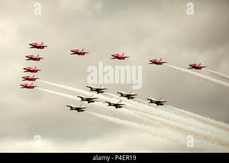 Las flechas rojas volando con la pantalla Thunderbirds team Foto de stock