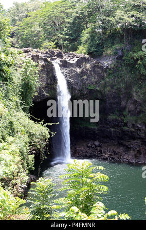 Rainbow Falls en Wailuku River State Park, mantenido por el ARS en Hilo, Hawai Foto de stock