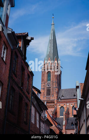 Las fachadas y tejados tradicionales, iglesia catedral gótica en el centro histórico de Luneburg, Alemania Foto de stock