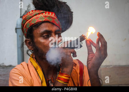 Festival Ambubachi, Guwahati, Assam, India - 22 de junio de 2018. Un Hindú Naga Sadhu fumar marihuana durante el festival anual en templo Kamakhya Ambubachi en Guwahati, Assam, India. Foto: David Talukdar. Crédito: David Talukdar/Alamy Live News Foto de stock