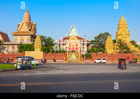 Wat Ounalom es un templo budista ubicado en Sisowath Quay, cerca del Palacio Real, en Phnom Penh en Camboya Foto de stock
