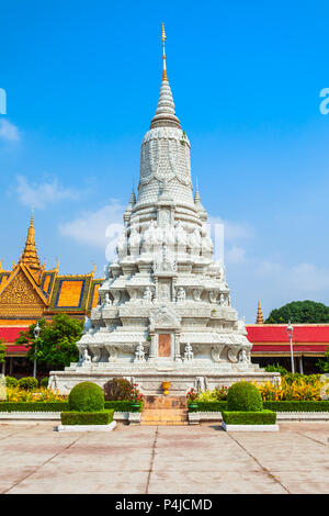 Stupa blanco está situado cerca del Palacio Real en Phnom Penh en Camboya Foto de stock