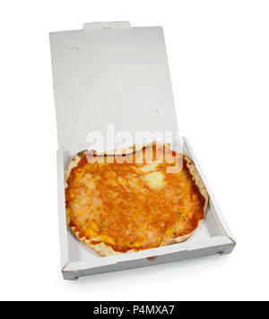 Vista superior de la pizza italiana, Pizza Margherita en el cuadro en blanco, la pizza en la caja de envío, deliciosa pizza en la casilla aislado sobre fondo blanco con el recorte