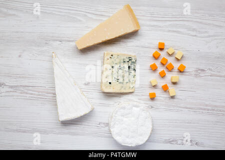 Diferentes tipos de quesos en la mesa de madera blanca