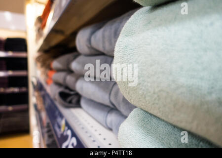 Calienta toallas de baño Fotografía de stock - Alamy