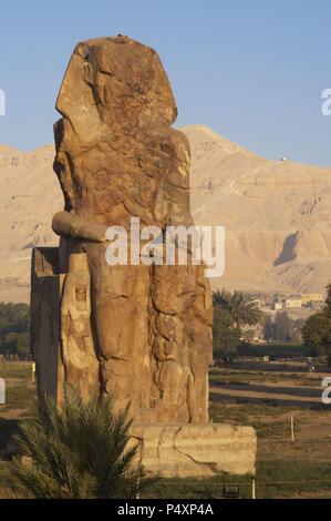 Colosos de Memnon. Estatuas de piedra del faraón Amenhotep III (siglo XIV a.C.) en una posición de sentado. Western colossus. Xviii dinastía. Nuevo Reino. Luxor. Egipto. Foto de stock