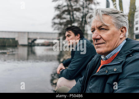 Senior y el hombre joven en el Riverside Foto de stock