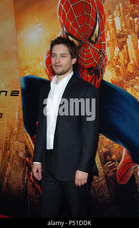 Tobey Maguire llegando al Spiderman 2 Premiere en el Westwood Theatre de  Los Angeles. El 22 de junio de 2004. MaguireTobey079 evento de alfombra  roja, Vertical, ., la industria cinematográfica, celebridades,  Fotografía,