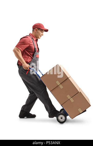 Perfil de longitud completa shot de un promotor con un carro de mano cargado con cajas de cartón aisladas sobre fondo blanco. Foto de stock