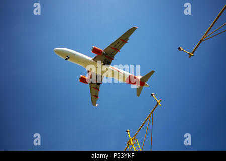 Avión Airbus A320 de Easyjet OE-IVN sobrevuela el sistema de iluminación de postes como en lo que se refiere a la tierra en el aeropuerto de Edimburgo