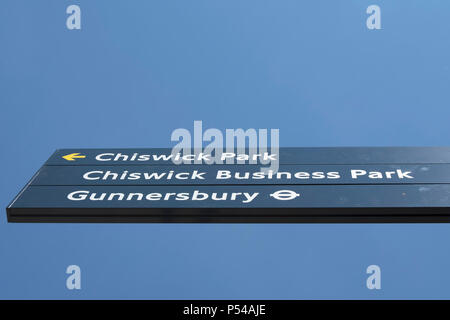 Firmar en Chiswick, Londres, Inglaterra, dando instrucciones para Chiswick Park, Chiswick Business Park y gunnersbury station Foto de stock