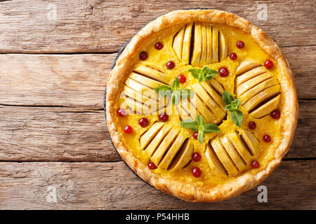 Pastel de manzana recién horneado con arándanos, natillas y menta closeup en la tabla superior horizontal vista desde arriba Foto de stock