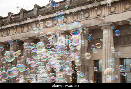 Masas de burbujas creadas por una calle ejecutante en Edimburgo, Escocia. Foto de stock