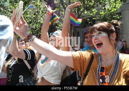 San Francisco, Estados Unidos. 24 de junio de 2018. Personas marchan en el Desfile del Orgullo Gay en San Francisco, Estados Unidos, el 24 de junio de 2018. Crédito: Liu Yilin/Xinhua/Alamy Live News