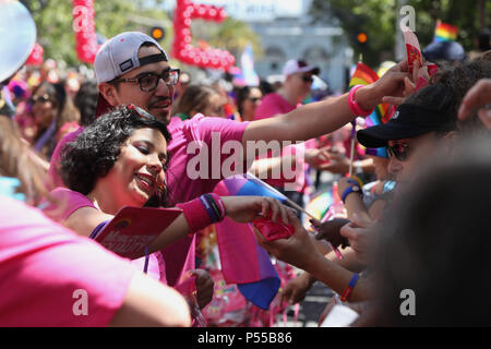San Francisco, Estados Unidos. 24 de junio de 2018. Personas marchan en el Desfile del Orgullo Gay en San Francisco, Estados Unidos, el 24 de junio de 2018. Crédito: Liu Yilin/Xinhua/Alamy Live News