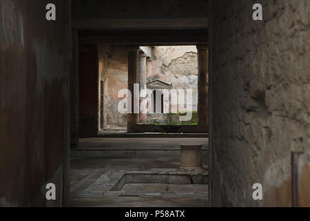 Interior de la casa del poeta trágico (Casa del Poeta Tragico) en el sitio arqueológico de Pompeya (Pompei) cerca de Nápoles, Campania, Italia. Foto de stock