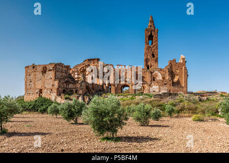 Las ruinas conservadas de la abandonada aldea original como consecuencia de la Guerra Civil Española, Belchite, Aragón, España Foto de stock