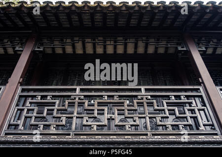 Ornamentada arquitectura china tradicional fachada del templo Foto de stock
