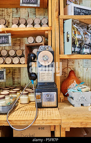 Mediados de 1960 ó 1970, teléfono de marcado o teléfono público en la pantalla en un país en el mercado o la tienda de carretera Pike Road Alabama, Estados Unidos. Foto de stock