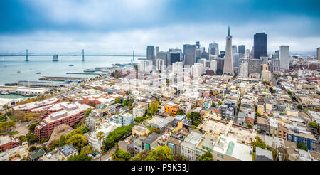 Vista aérea del clásico moderno horizonte de San Francisco en el verano con el famoso San Francisco Fog rolling en vista desde la Torre Coit, histórico San Francisco Ba Foto de stock