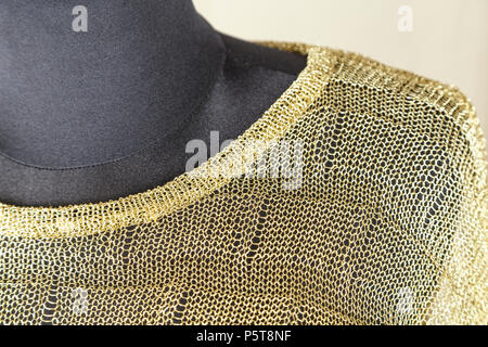 Cuello de tejido jersey amarillo de cerca, bien visible de hilo de tejer Foto de stock