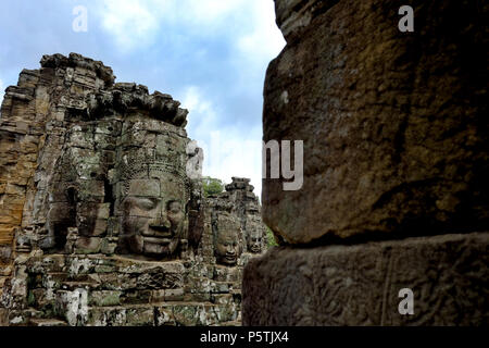 Rostros sonrientes de el templo Bayon en Siem Reap, Camboya. Construido a finales de los años 12 o principios de siglo XIII por el rey Jayavarman VII. Foto de stock