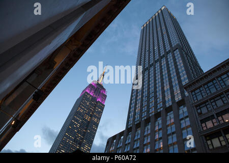 La arquitectura art-deco de Nueva York Empire State Building alcanza en el cielo del anochecer