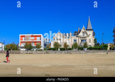 Francia, Charente Maritime, Saintonge, Cote de Beaute, Royan Grande: Conche beach con el pequeño edificio La Perriniere de la década de 1950 por los arquitectos Foto de stock
