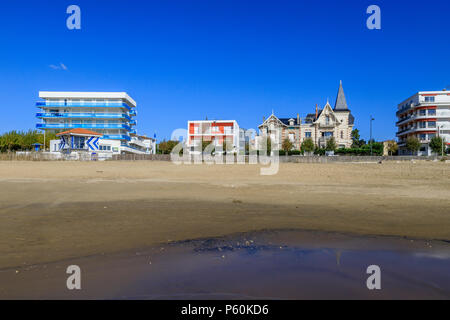 Francia, Charente Maritime, Saintonge, Cote de Beaute, Royan Grande: Conche beach con las villas de la playa // Francia, Charente-Maritime (17), Sa Foto de stock