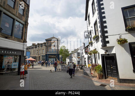 Zona peatonal y comercial de Lake Road, en el centro de la ciudad de Keswick Cumbria, Lake District, Inglaterra Foto de stock