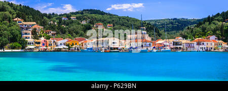 Coloridas casas tradicionales y mar azul en Lakka village, la isla de Paxos,Grecia. Foto de stock