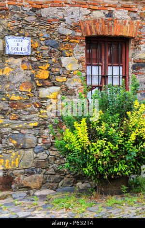 Detalle de una casa de piedra en la Colonia del Sacramento, Uruguay. Es una de las ciudades más antiguas de Uruguay Foto de stock