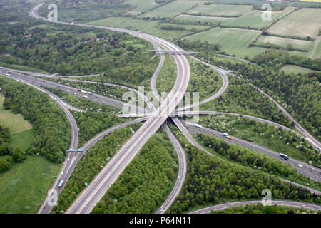 Vista aérea al norte de la autopista M25 (salida 8) y M23 (salida 7) medio de Merstham cerca de Redhill, Surrey, Reino Unido Foto de stock