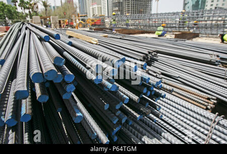 Oriente Medio, fundaciones, pilotes de contratista, en el sitio de construcción de MRT enfrente del World Trade Center en la calle Shiekh Zayed Road, Dubai, United Arab Em Foto de stock