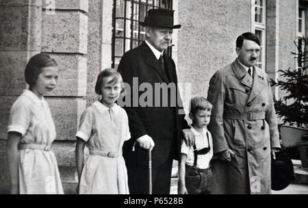 El Presidente Paul von Hindenburg con Adolf Hitler en 1929. Hindenburg (1847 â€ì 2 de agosto de 1934) fue un mariscal de campo Prussian-German, estadista y político, y sirvió como el segundo Presidente de Alemania desde 1925 a 1934. Foto de stock