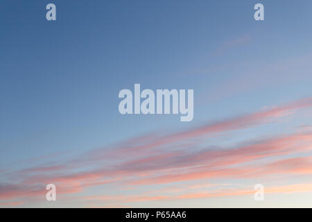 Lineas De Nube Rosa Y Azul Cielo Al Atardecer Cloudscape Vista Del Cielo Patron Natural Fotografia De Stock Alamy