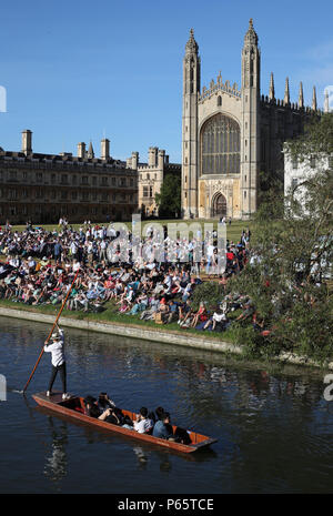 A Punt hace su camino a lo largo del río enfrente de la capilla de King's College en la Universidad de Cambridge. Foto de stock