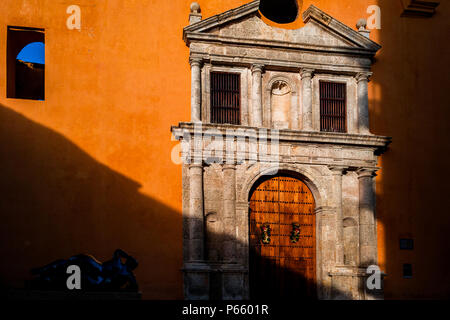 La iglesia del Convento de Santo Domingo es visto saliendo de la sombra durante la soleada mañana en Cartagena, Colombia.