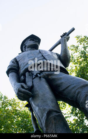 Trabajador de construcción estatua de bronce celebrar las vidas de los trabajadores muertos en las obras de construcción, Tower Hill, Londres. Escultor Alan Wilson creó la figura w