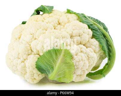 Coliflor fresca aislado sobre fondo blanco con trazado de recorte.