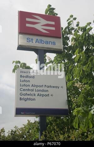 Signo de estación a estación de la ciudad de St Albans, Hertfordshire. 2007 Foto de stock