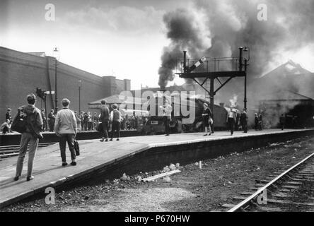 Un antiguo ferrocarril Midland 4-4-0, compuesto de tres cilindros de clase  4P piloteando un tren de doble cabeza pasado un impresionante conjunto de  semáforos señales. C1955 Fotografía de stock - Alamy