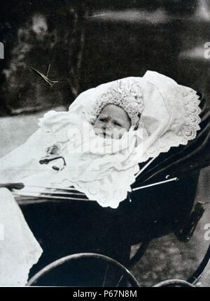 La imagen muestra el recién nacido el Príncipe Alberto, duque de York (más tarde el Rey Jorge VI) en un cochecito. Foto de stock