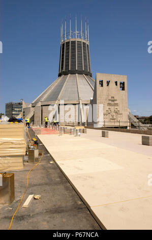 Parque de las ciencias de Liverpool en construcción con Liverpool Catedral Metropolitana en el fondo, Liverpool, Reino Unido Foto de stock