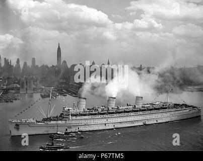 Fotografía del RMS Queen Mary llegando en el puerto de Nueva York con miles de soldados estadounidenses. Fecha 1945 Foto de stock